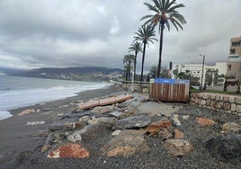 Las zonas más afectadas han sido la playa de La Charca, en el término municipal de Salobreña, y la playa de Castillo de Baños, en el término municipal de Polopos.