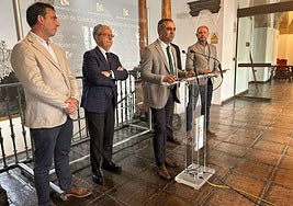El presidente de la Diputación de Granada, Francis Rodríguez, en una rueda de prensa conjunta con la Diputación de Córdoba.