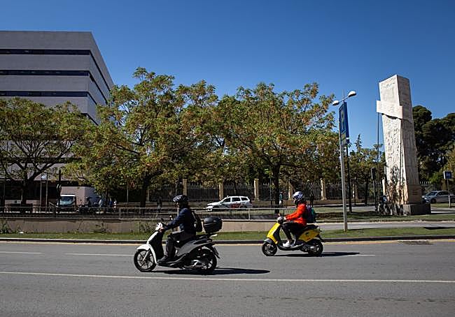 El monumento solo se puede ver desde la acera del hospital.