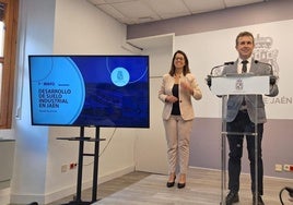 África Colomo y Julio Millán, en rueda de prensa.