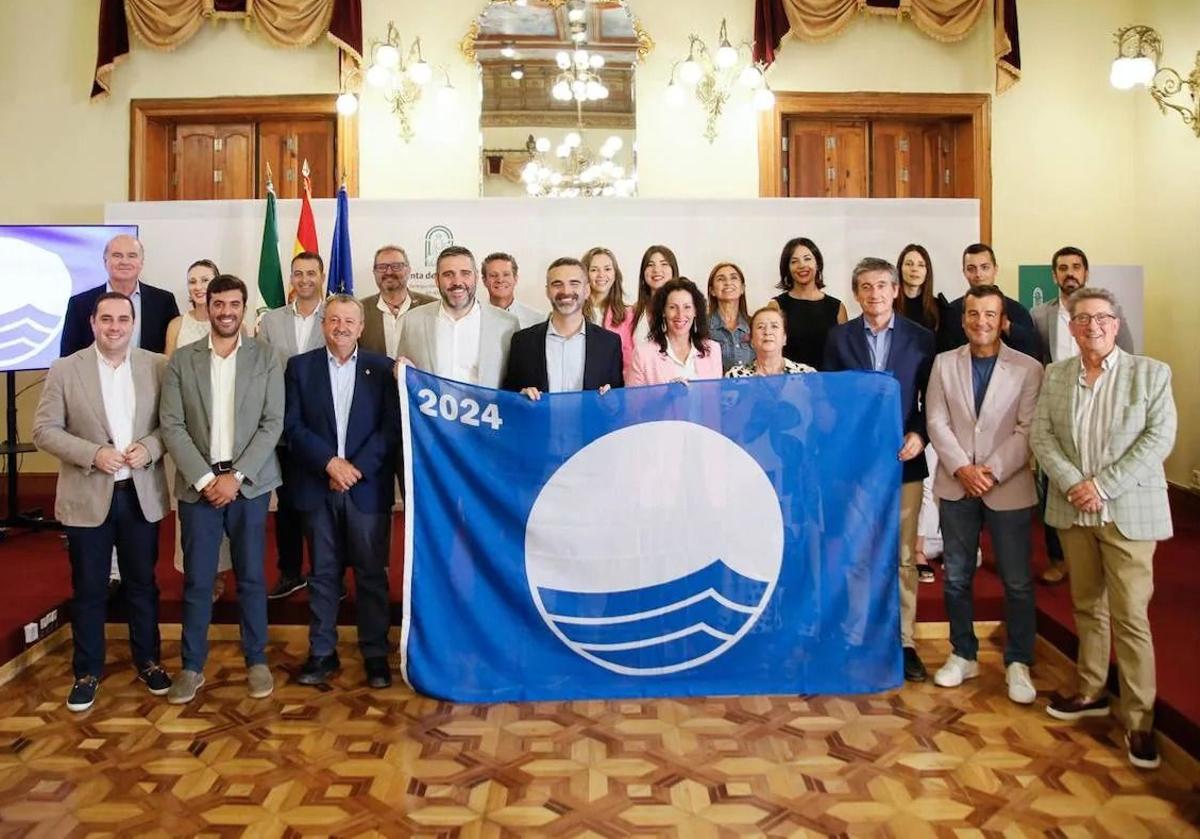Las playas de Almería baten récord y ondearán este verano 35 banderas azules que acreditan su calidad