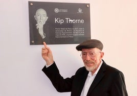 El premio nobel de Física Kip Thorne señala una placa con su nombre colocada en la UAL.