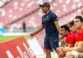 El motrileño Paco Hernández, en mitad de un partido con la selección absoluta.