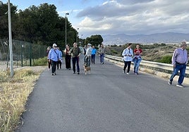 El PSOE exige un acceso peatonal a la playa: «Los vecinos de El Alquián se siguen jugando la vida»
