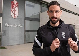 Antonio Puertas posa con el chándal del Granada durante una entrevista para IDEAL cuando militaba en el club rojiblanco.