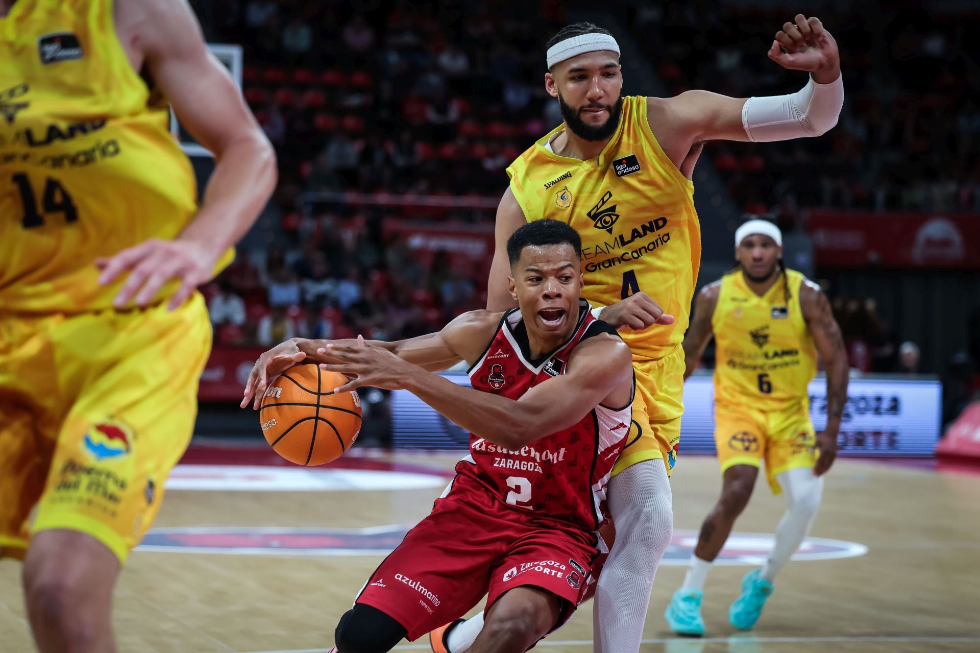 Trae Bell-Haynes, abajo con el balón, guía al Casademont Zaragoza durante la actual temporada.