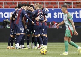 El Eibar celebra un gol en torno a Puertas en el partido disputado en la primera vuelta en Ipurua.
