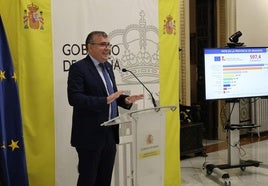 El subdelegado del Gobierno en Granada, José Antonio Montilla, presentando el balance del plan estructural.