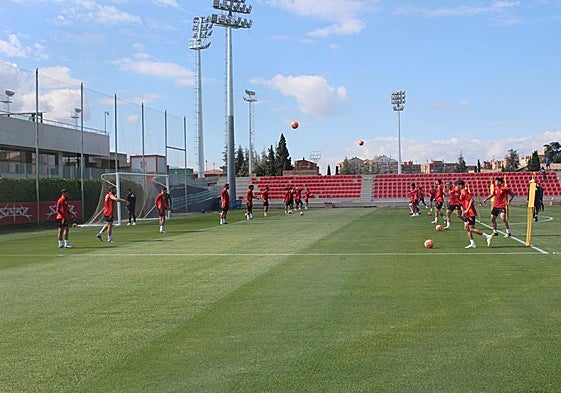 Un instante del entrenamiento del Granada este jueves.