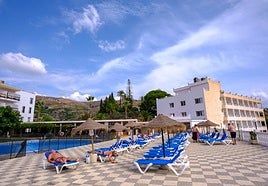 Zona de piscina en el Hotel Salobreña en pleno septiembre.