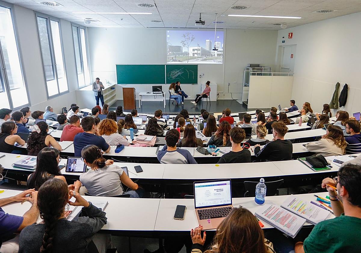 Imagen principal - Otros momentos de la simulación en el aula.