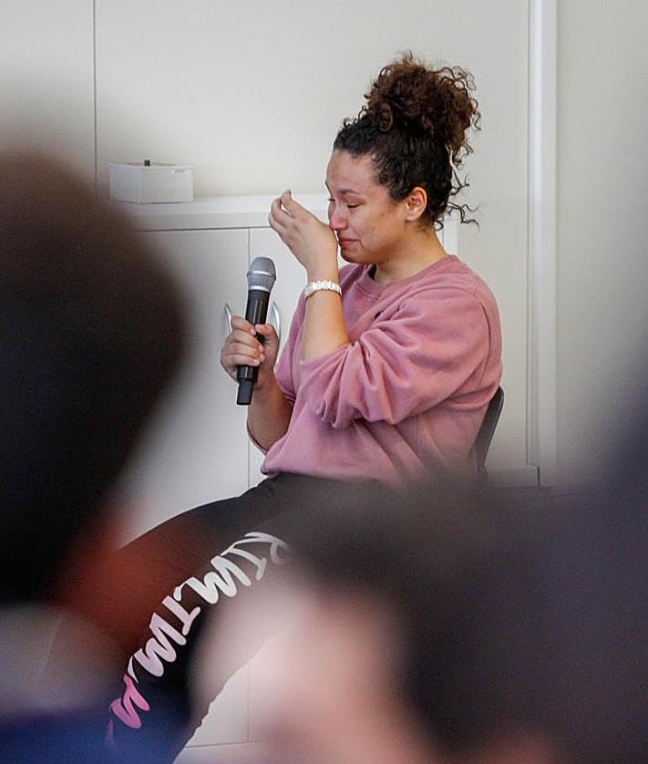 Imagen secundaria 2 - Otros momentos de la simulación en el aula.