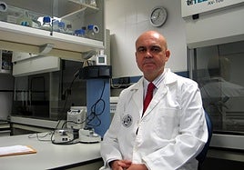 José Juan Gaforio en el laboratorio.