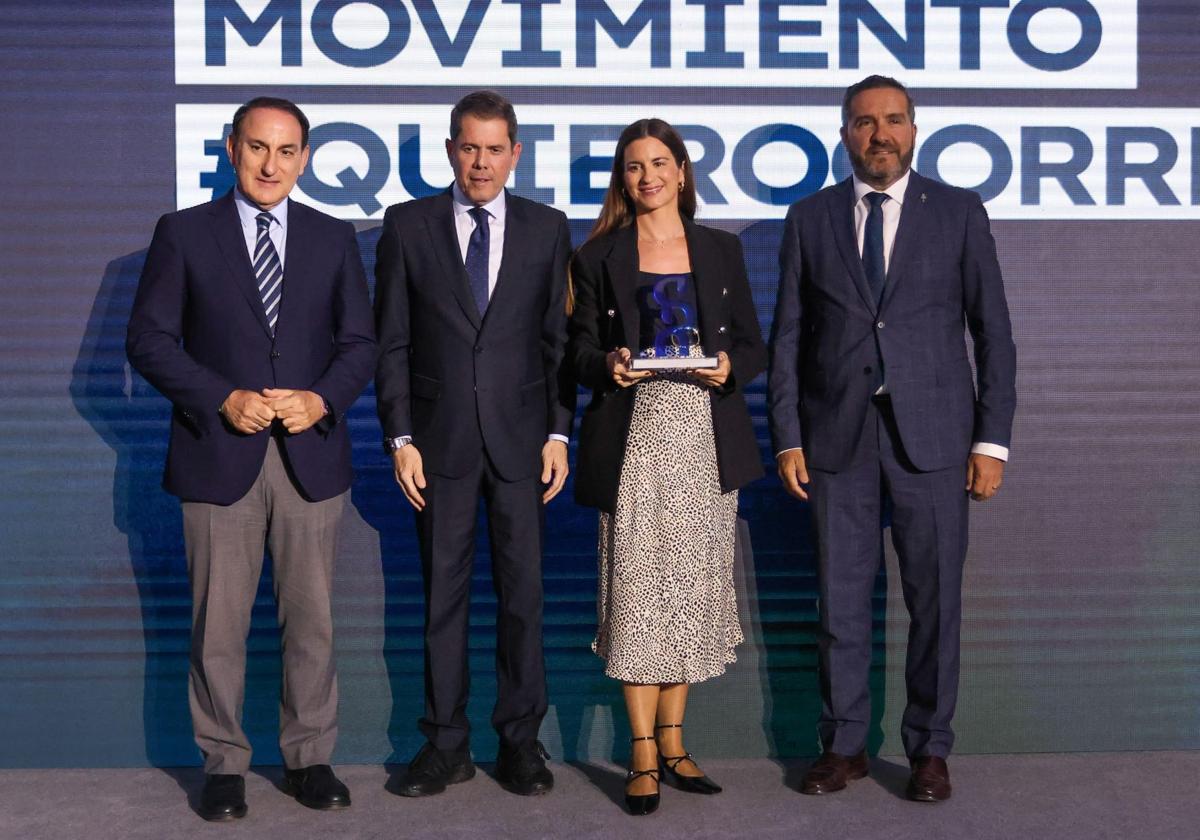 Miguel López Abad y Javier González De Lara, presidentes de la patronal de Murcia y Andalucía entregan un premio a María Martínez de la patronal valenciana, junto a Gerardo Cuerva.