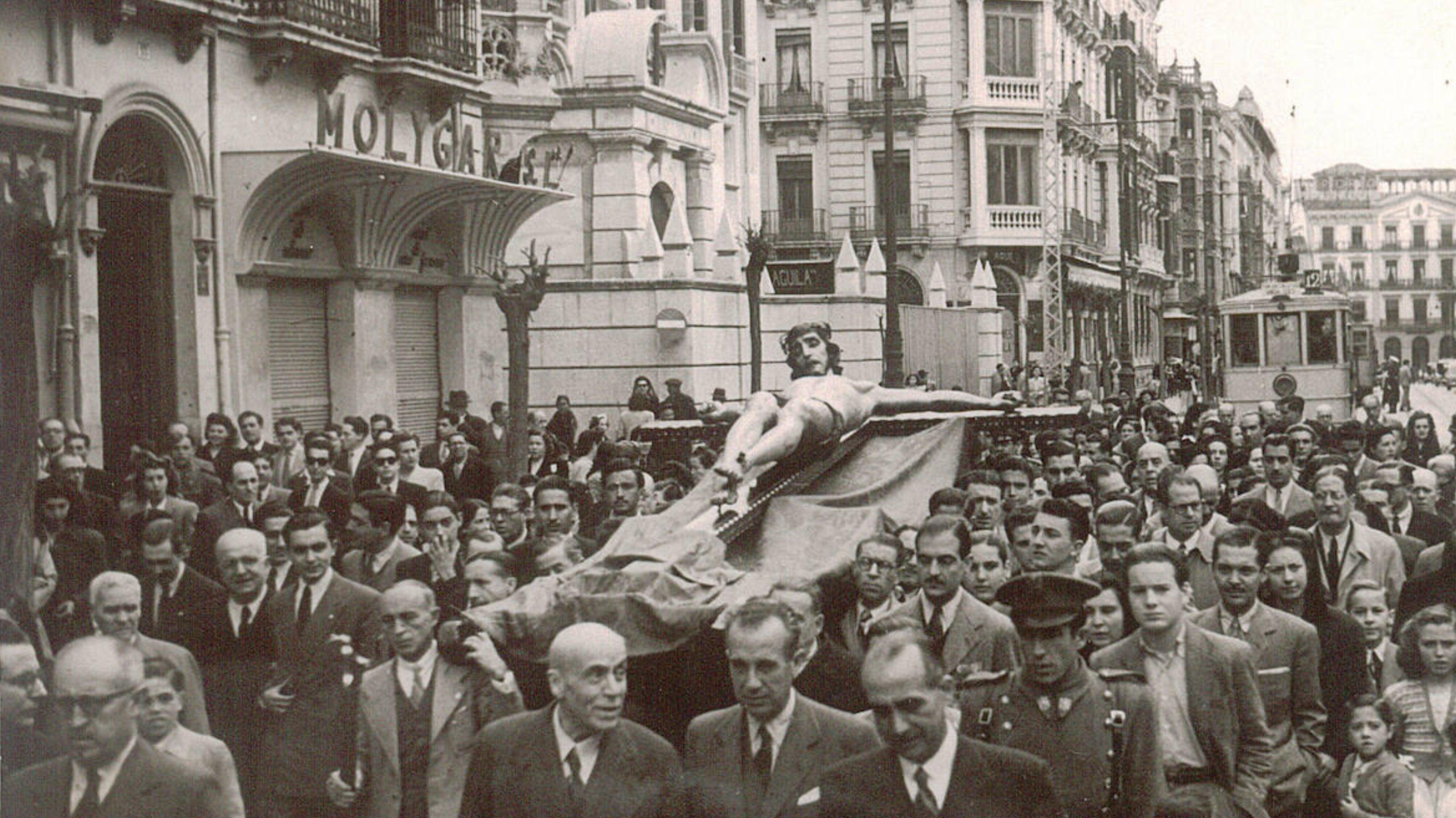 Preciosa imagen del momento del traslado del Cristo del Silencio a su paso por Gran Vía en 1944