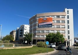 La inmobiliaria Torres ha colocado una lona que celebra la venta del edificio, en la avenida Fernando de los Rios, en frente de Hiperdeluz.