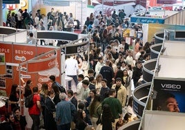 Candidatos dejando su curriculum en la V Feria de Empleo de Granada.