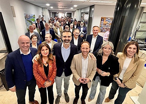 Foto de familia de los líderes del PP y los asistentes al foro.