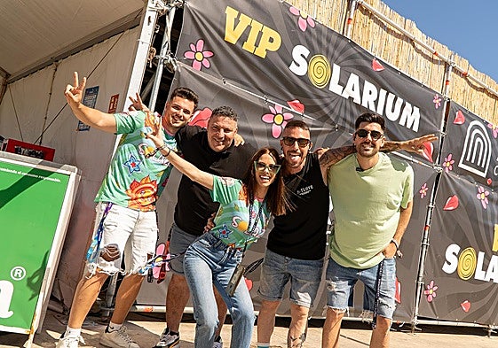 Varios 'soleros' disfrutan de la primera jornada del festival.