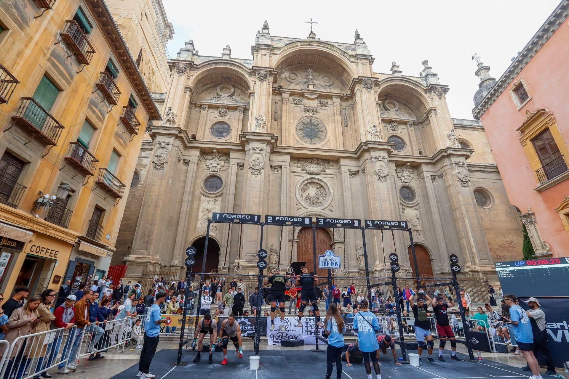 Una jornada de crossfit frente a la Catedral de Granada