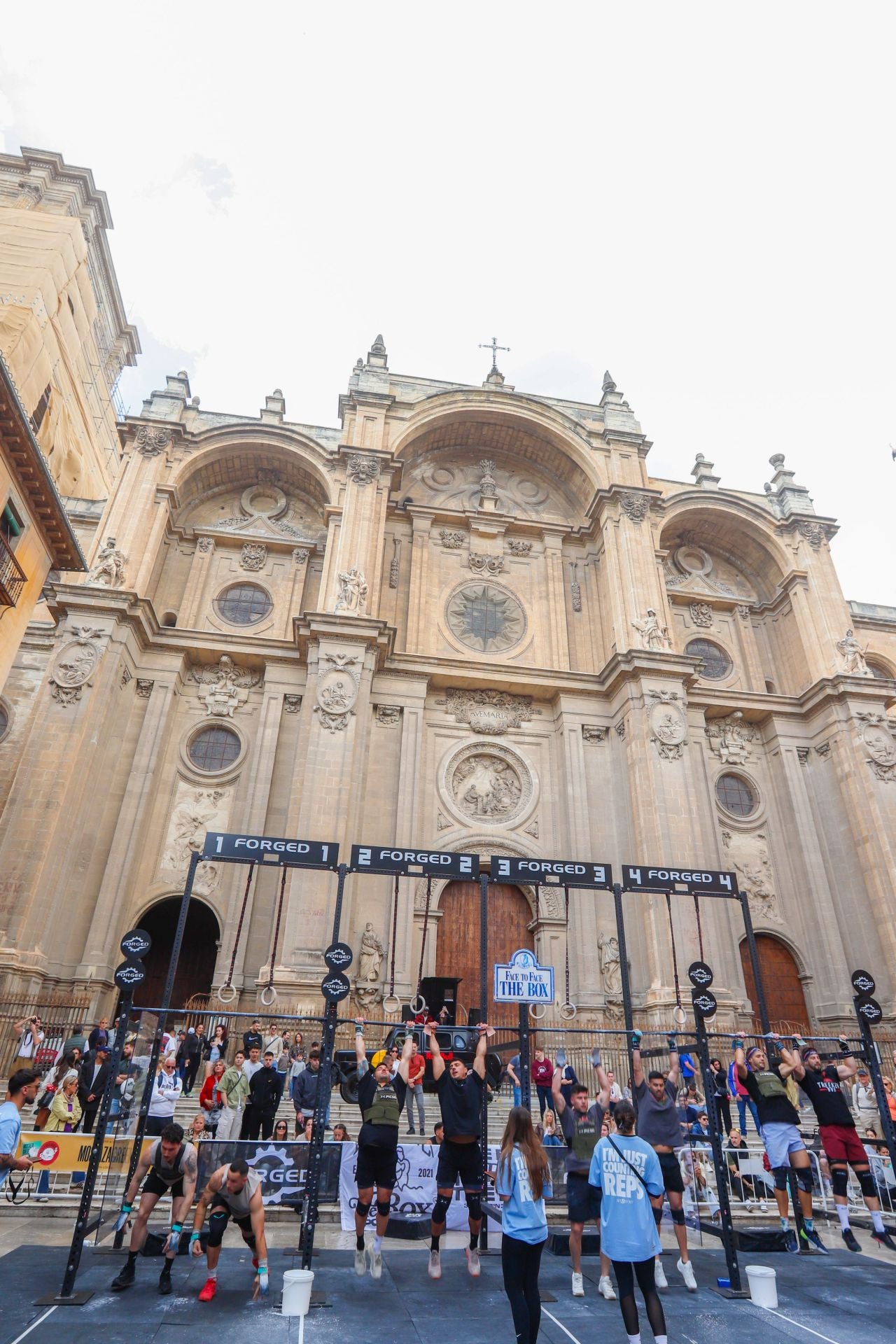 Una jornada de crossfit frente a la Catedral de Granada