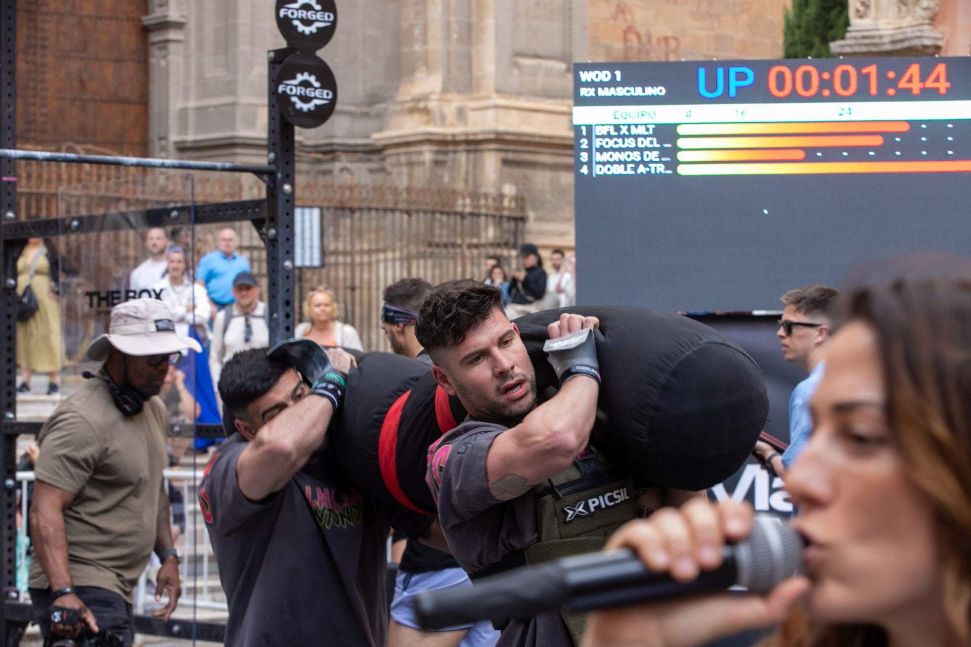Una jornada de crossfit frente a la Catedral de Granada
