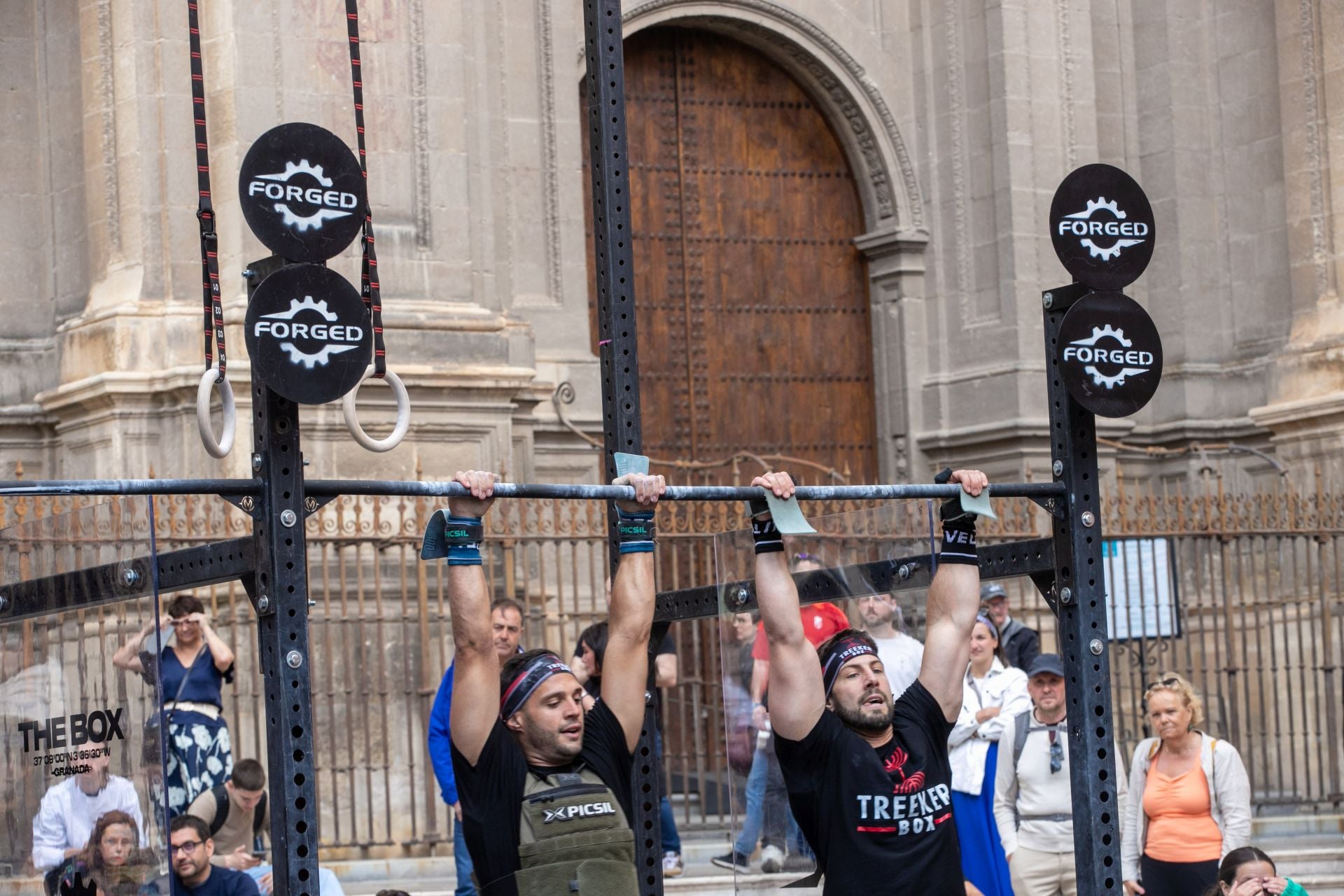 Una jornada de crossfit frente a la Catedral de Granada