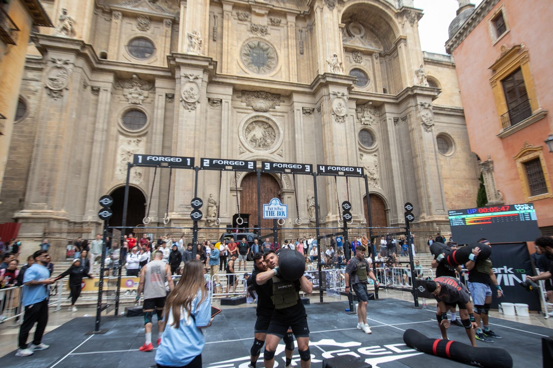 Una jornada de crossfit frente a la Catedral de Granada