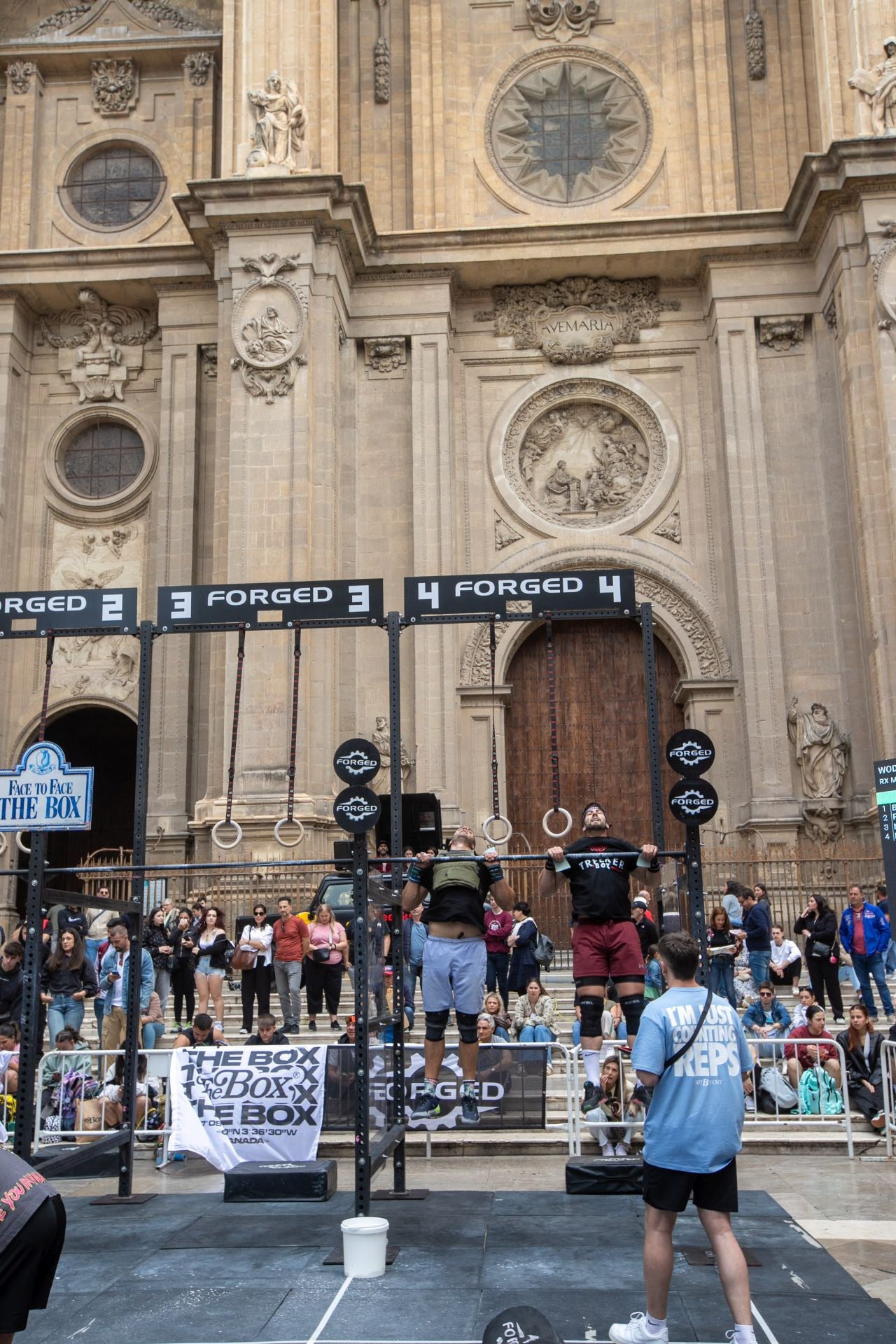 Una jornada de crossfit frente a la Catedral de Granada