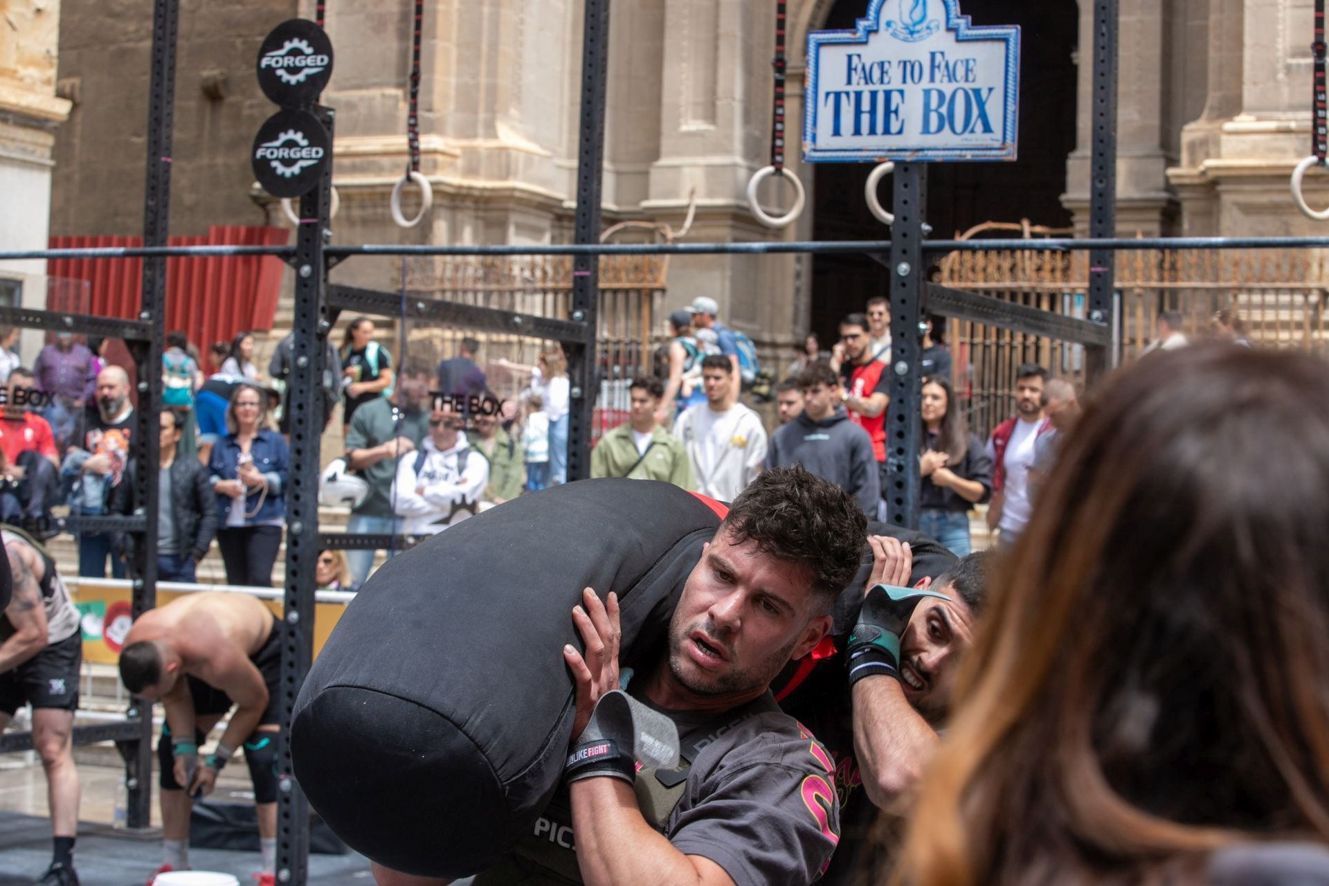 Una jornada de crossfit frente a la Catedral de Granada