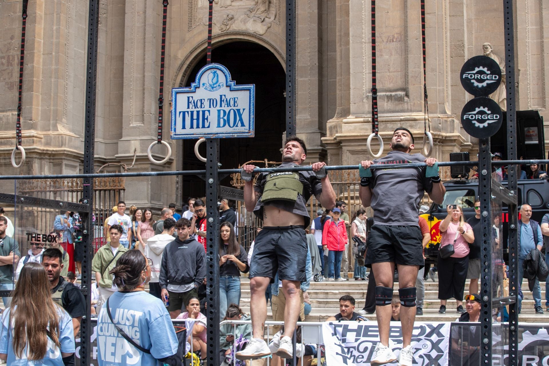 Una jornada de crossfit frente a la Catedral de Granada