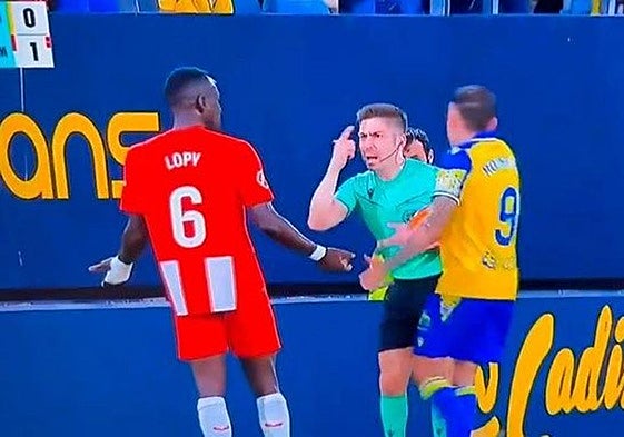 Palencia Caballero tilda a Lopy de loco durante una acción en el partido de ayer.