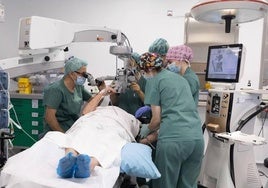 Actividad en un quirófano del hospital Doctor Olóriz Virgen de las Nieves.