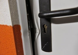 Puerta de un trastero forzada por unos ladrones.