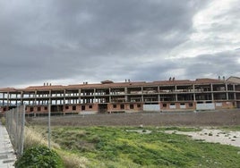 Esqueleto de viviendas en Las Gabias.