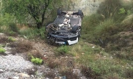 Vehículo siniestrado en un accidente a la altura de Freila.