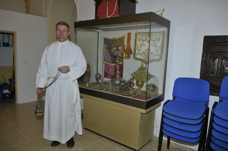 El músico de cuerda de La Alpujarra que quiere ser sacerdote para entregar su vida a Dios