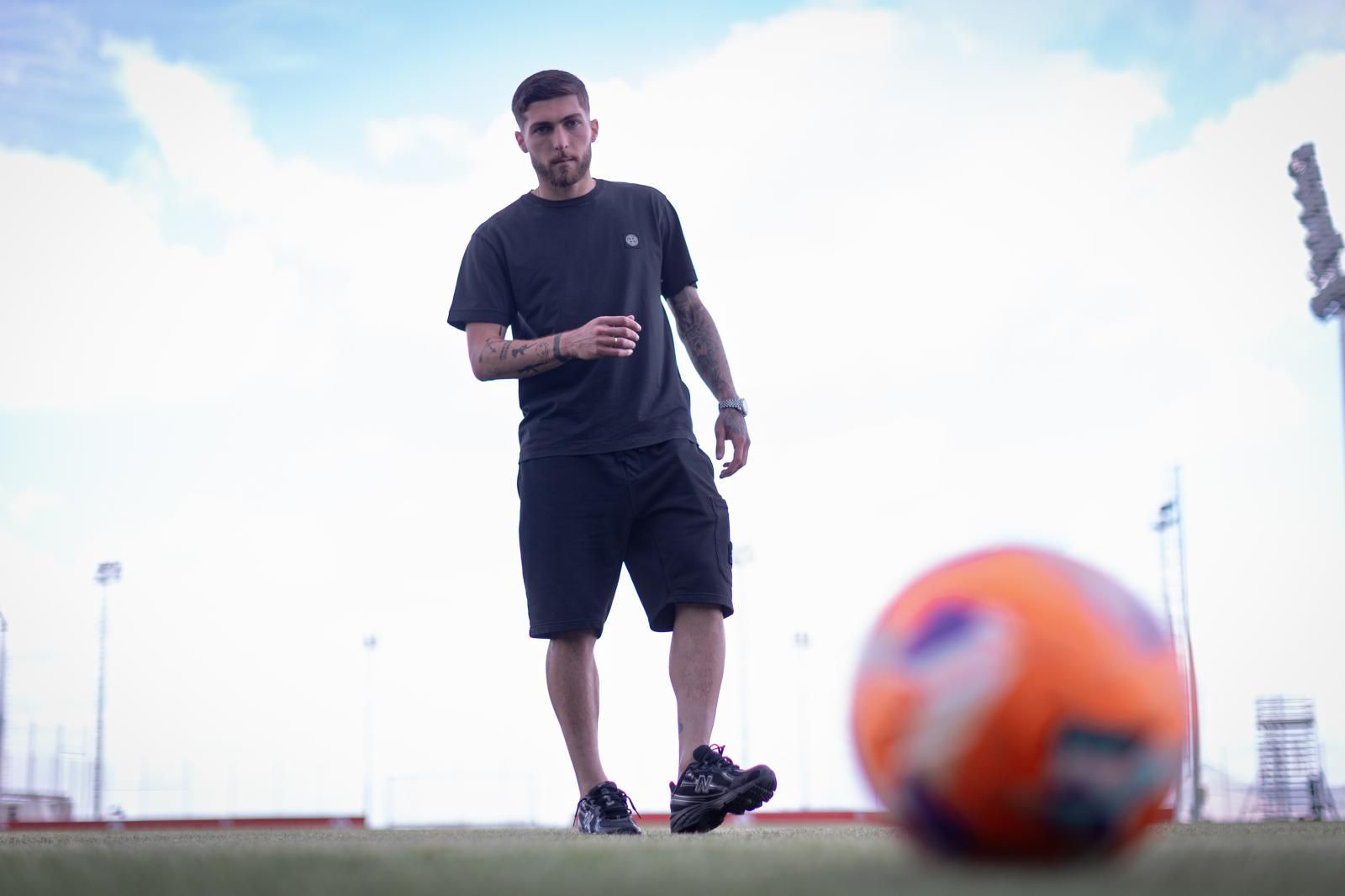 Tsitaishvili pasa un balón ante la cámara.