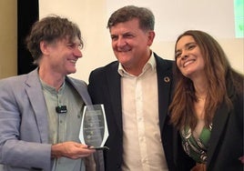 Juan Francisco Delgado, en el centro, redibe el reconocimiento.
