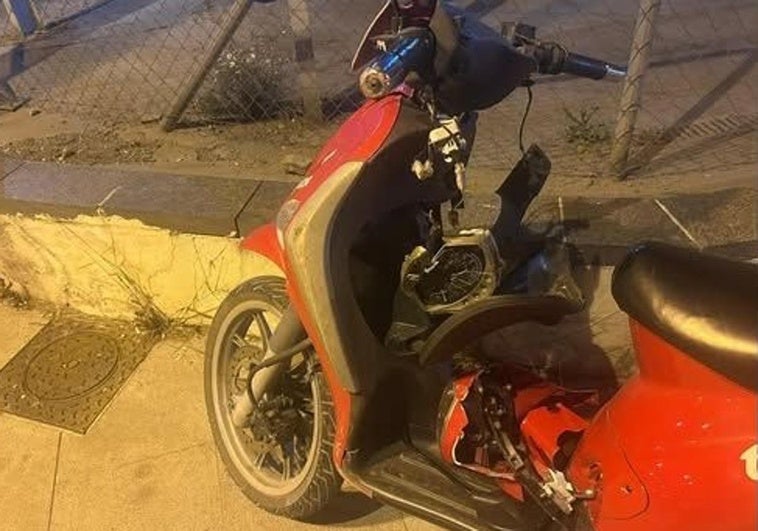 Un repartidor de comida rápida se sale de la carretera y choca contra un semáforo