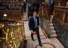 El presidente del Gobierno, Pedro Sánchez, abandona el hemiciclo del Congreso.