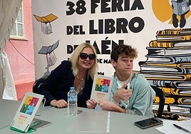 La concejal María Espejo junto al autor, Javier García.