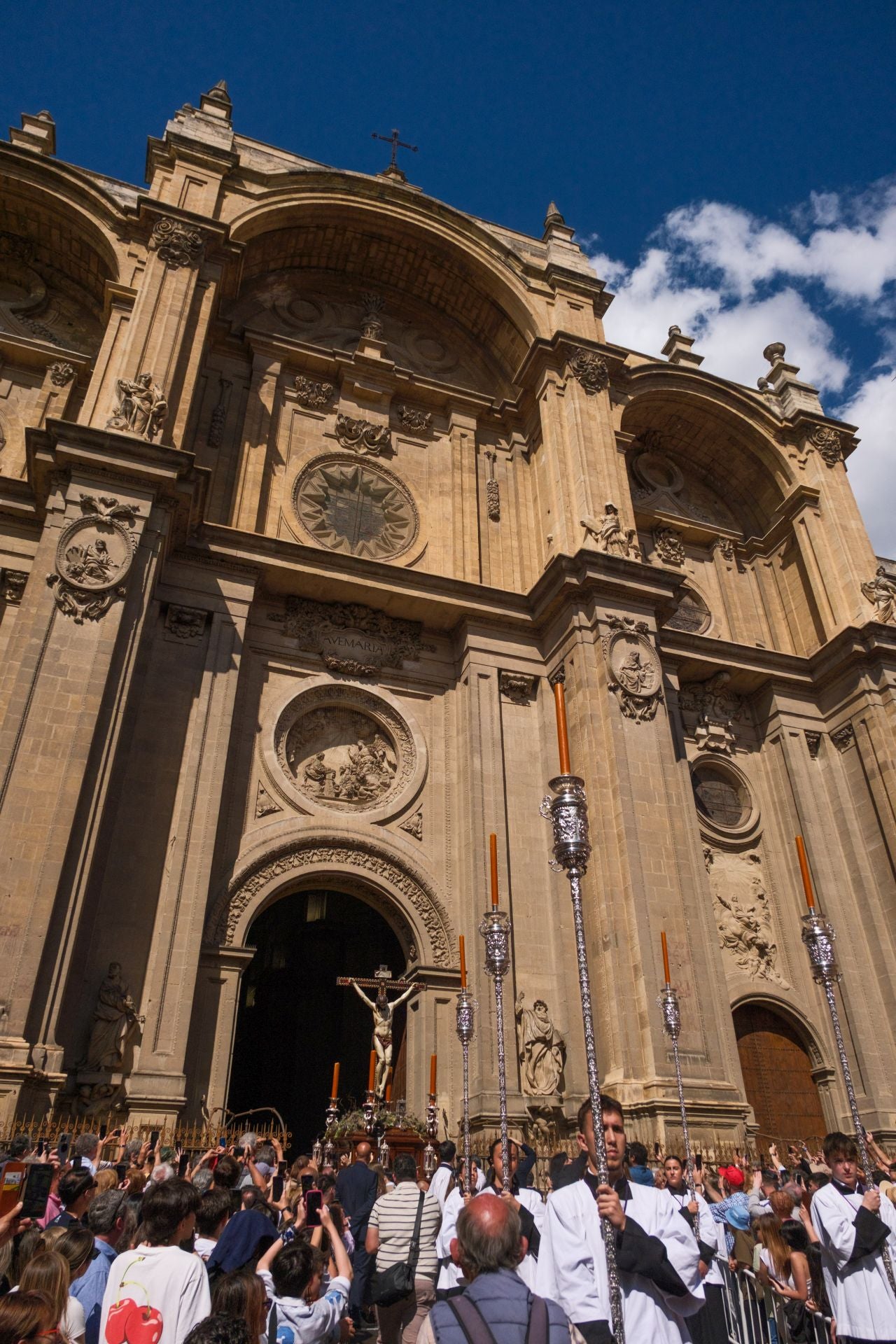 Así ha arropado Granada al Crucificado del Silencio