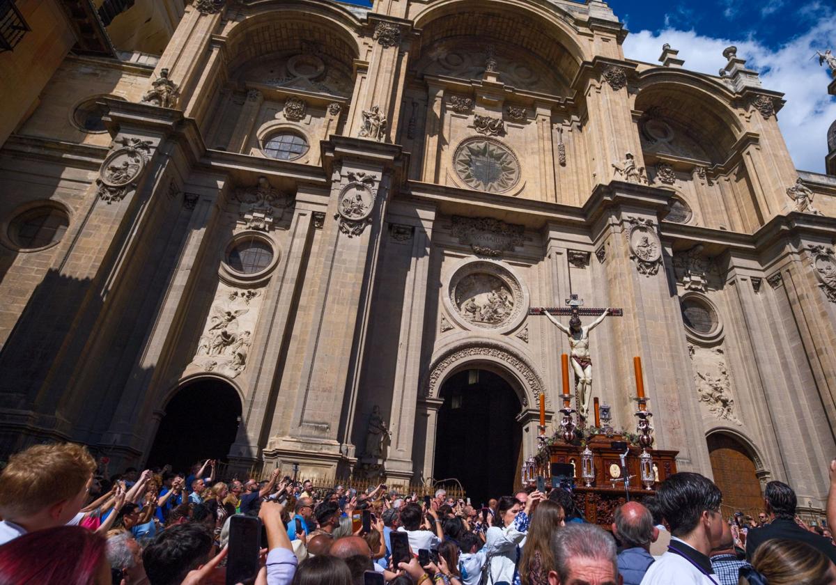 Así ha arropado Granada al Crucificado del Silencio | Ideal