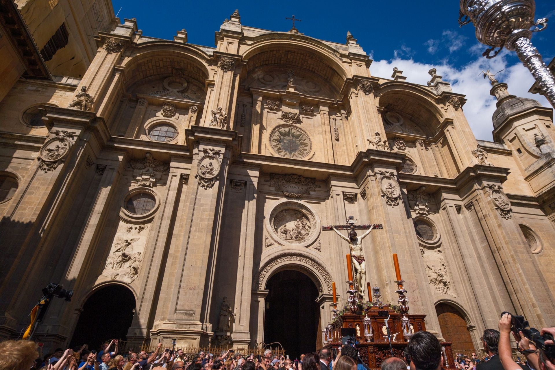 Así ha arropado Granada al Crucificado del Silencio