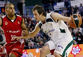 El australiano Joe Ingles (derecha) bota en Manresa en abril de 2010, el 'Cebé' rozó la Copa del Rey y fue décimo pero descendió a la siguiente campaña.