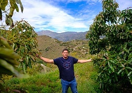 El agricultor posa para IDEAL en su finca.