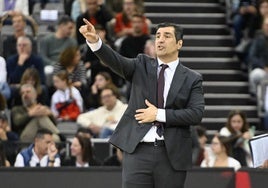 Pablo Pin da una indicación técnica a su equipo.