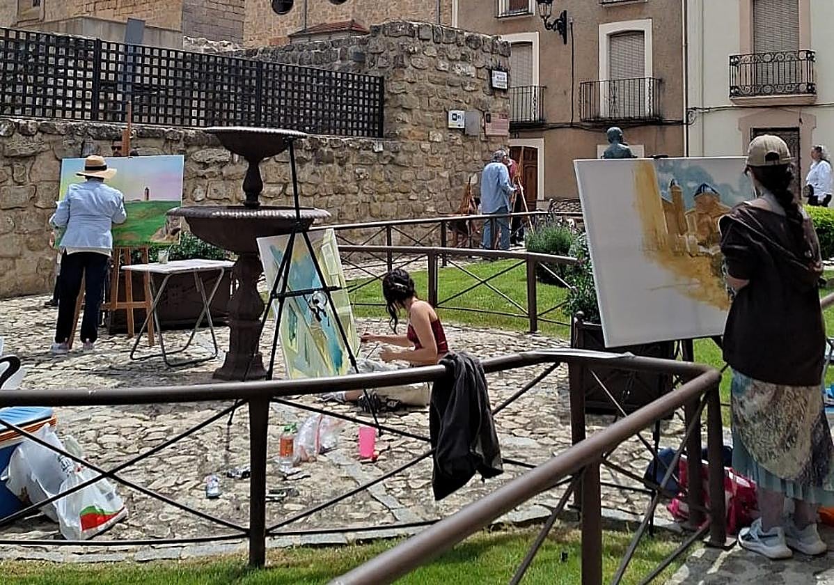 Pintores en el proceso creativo del certamen.