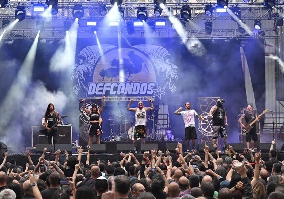 Defcondos sobre el escenario del Atarfe Vega Rock,